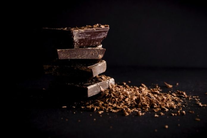 Черный шоколад помогает производить триптофан и фенилэтиламин